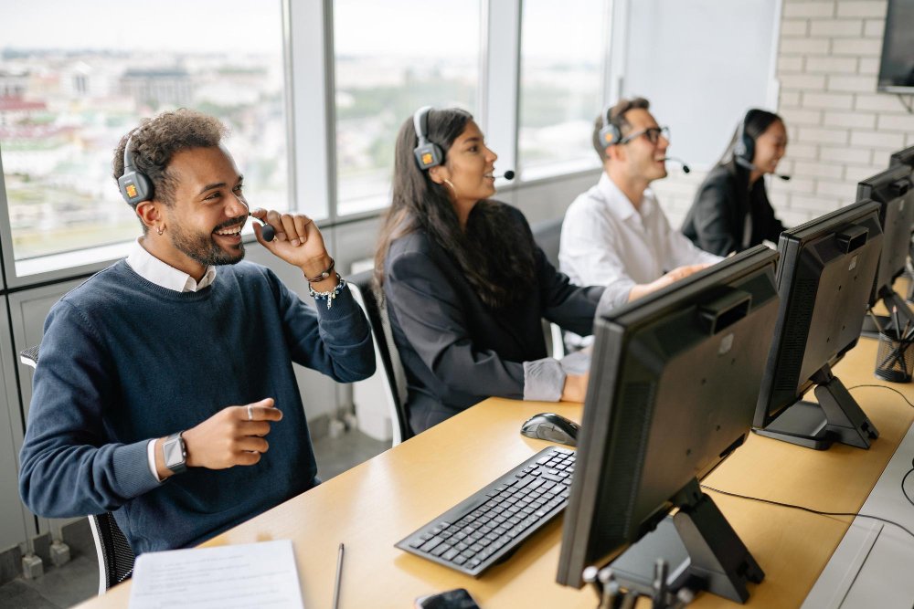 Equipo de asesores brindando atención personalizada y acompañamiento a clientes.