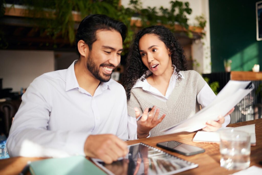 emprendedores comparando numeros de cuotas de prestamos