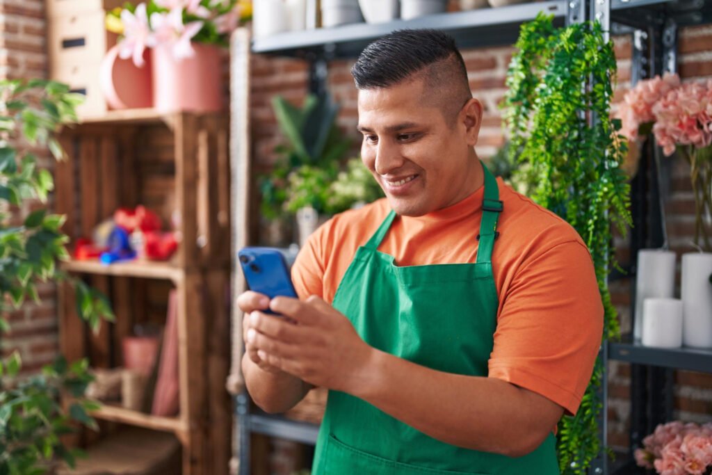 comerciante usando funciones de whatsapp pago semanal