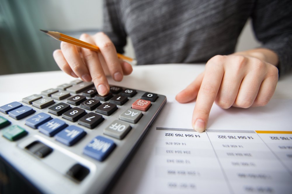 Recategorización de Monotributo: qué cambia desde julio y hasta cuándo tenés tiempo primer plano de las manos de un contable contando en una calculadora