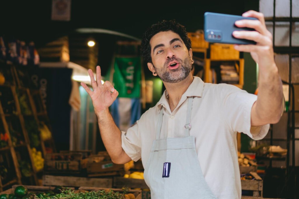 comerciante grabandose para redes sociales